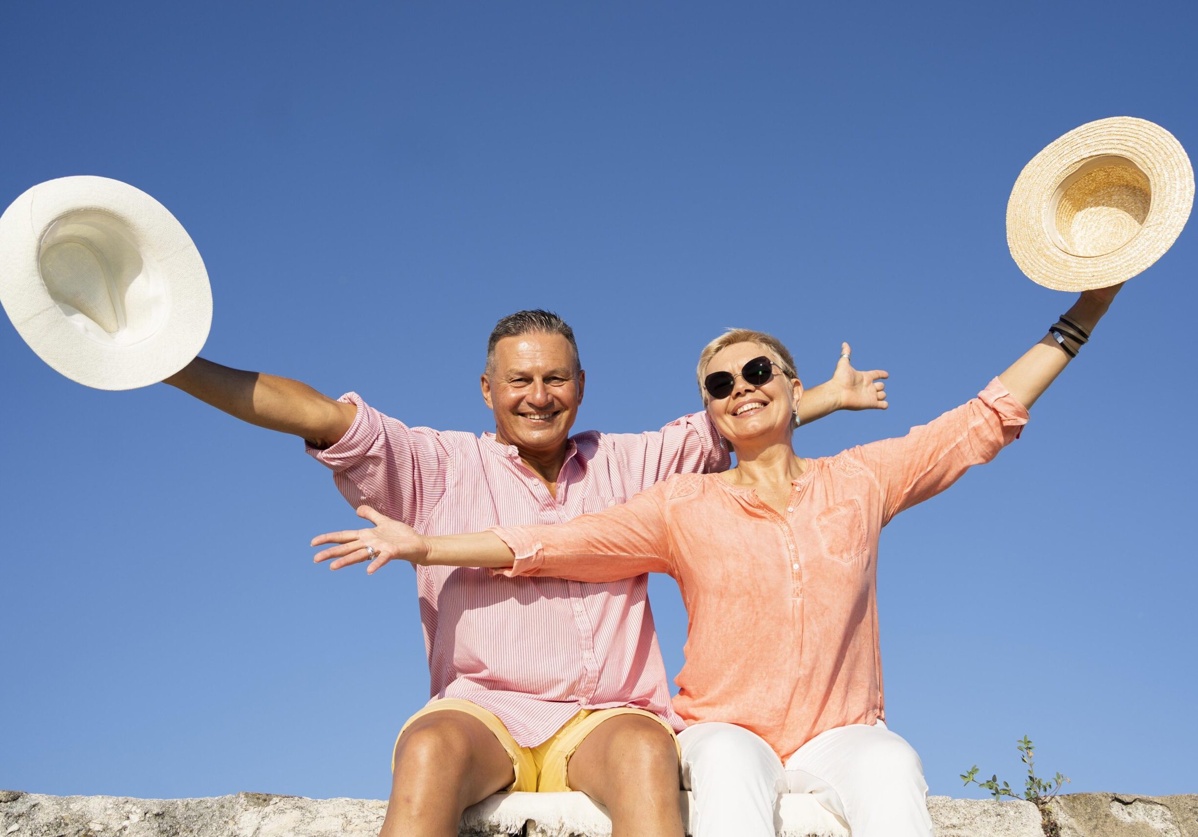 medium-shot-couple-sitting-cliff